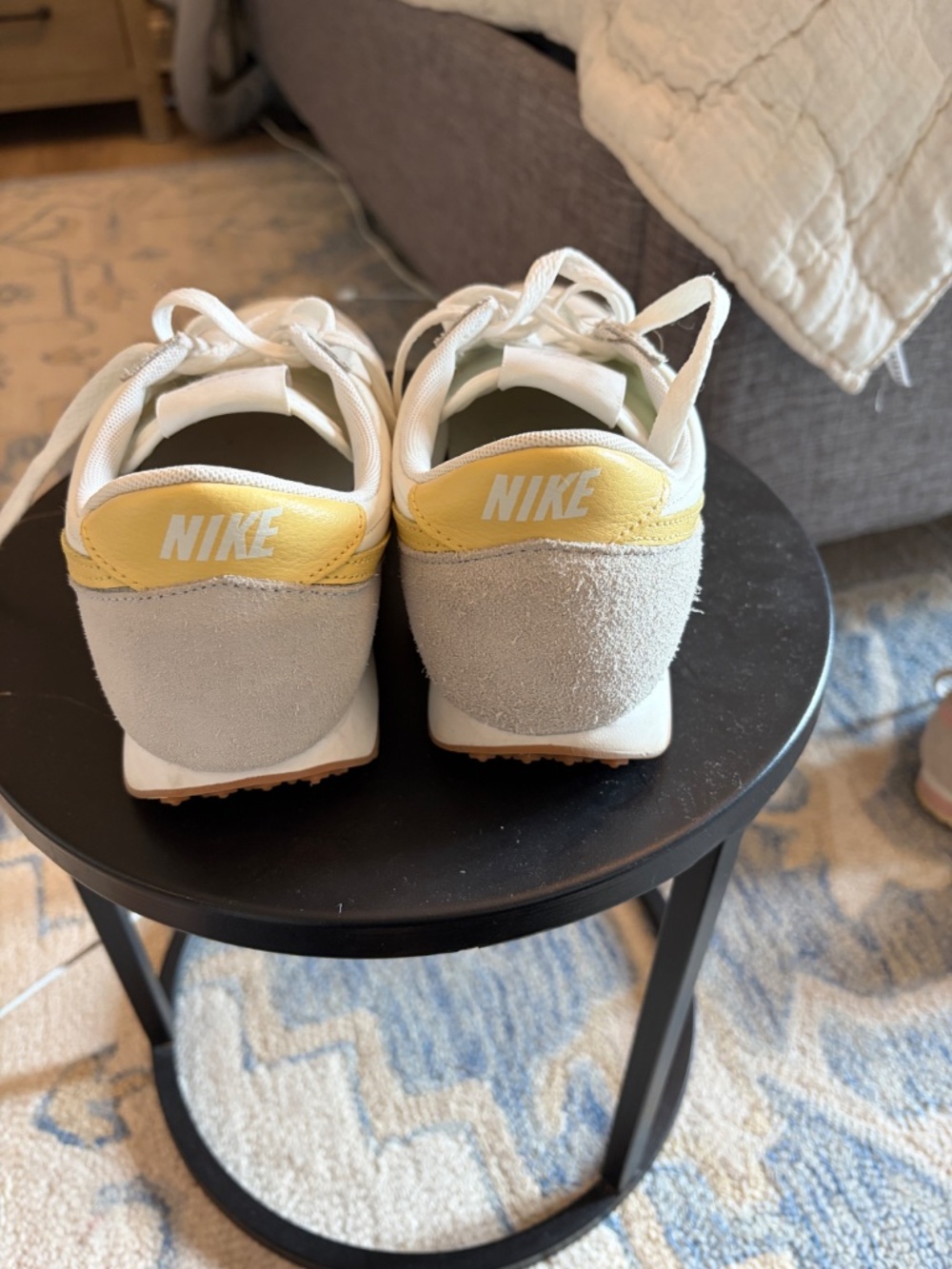 Women’s retro Nike tennis shoes - Picture 4 of 9